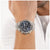 Herren-Chronograph mit silbernem Edelstahlarmband und blauem Zifferblatt am Handgelenk