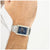 Herrenarmbanduhr mit blauem Zifferblatt und Edelstahlband, am Handgelenk getragen