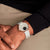 Damenarmbanduhr Withings ScanWatch 2 am Handgelenk, weißes Armband, Roségold, Display Temp