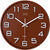 Runde Wanduhr mit braunem Zifferblatt, weißen Zahlen und Zeigern, JVD-Logo