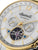 Bicolor-Herrenuhr mit silbernem Zifferblatt, Automatikwerk-Skelett und blauen Akzenten.