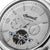 Herrenuhr Zifferblatt nah: silberner Automatik-Schriftzug, Tagesanzeige und Uhrwerk