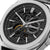 Montre homme gros plan : cadran noir squelette avec accents dorés, boîtier argenté