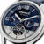 Montre homme avec cadran bleu, chiffres romains et mouvement automatique apparent