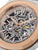 Nahaufnahme skelettiertes Zifferblatt mit Automatikkaliber, roségoldene Zeiger, silberne Details.