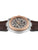 Herrenuhr aus Schrägsicht: skelettiertes Automatikwerk, Roségold-Lünette, Lederband.
