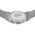 Gehäuseboden einer silbernen Herrenuhr mit eingraviertem Emblem, Milanaiseband