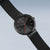 Montre bracelet Bering vue de côté : cadran noir avec accent central rouge, bracelet noir
