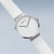 Herrenuhr: rundes weißes Zifferblatt, weißes Armband, silbernes Gehäuse