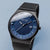 Montre homme avec cadran bleu et bracelet milanais noir, chiffres/index bien visibles