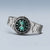 Bracelet de montre pour homme en vue 3/4, cadran vert, lunette noire et bracelet en métal