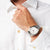Montre bracelet pour homme SEIKO au poignet avec bracelet en acier inoxydable argenté et cadran blanc