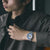 Seiko Herrenarmbanduhr am Handgelenk, Metallarmband und blaues Digitalziffernblatt