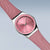 Bering montre pour femme en gros plan : cadran rose, index, bracelet milanais, boîtier argenté