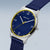 Montre homme en gros plan : cadran bleu, lunette argentée, bracelet en tissu bleu
