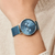 Montre pour homme au poignet : cadran bleu et bracelet milanais bleu avec fermoir