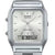 Montre Casio avec bracelet argenté, cadran rectangulaire et double affichage.