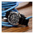 Montre Seiko Prospex pour homme, vue de côté, avec cadran noir et bracelet en caoutchouc noir
