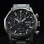 Montre chronographe Seiko pour homme avec boîtier en acier inoxydable et cadran noir.