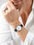 Bering Ultra Slim Uhr am Handgelenk mit schwarzem Lederband und rundem weißem Zifferblatt