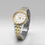 Montre Seiko pour femme de côté : boîtier rond, cadran blanc, bracelet bicolore en acier