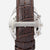 Montre Seiko pour homme avec bracelet en cuir marron et boucle, gros plan avec logo SEIKO