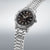 Seiko Herrenuhr seitlich mit schwarzem Zifferblatt und silbernem Edelstahlarmband