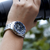 Montre bracelet pour homme au poignet, cadran bleu, bracelet en acier inoxydable