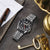 Montre Seiko pour homme sur socle : bracelet en acier inoxydable argenté, cadran noir avec GMT