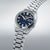 Seiko 5 Sports montre homme vue de côté : cadran bleu, bracelet en acier inoxydable