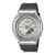 Casio G-Shock Damenarmbanduhr mit silberner Metalllünette und dunklem Harzarmband.