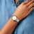 Montre Seiko pour femme au poignet : cadran blanc et bracelet bicolore en métal