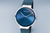 Armbanduhr mit blauem Zifferblatt, silbernem Gehäuse und blauem Milanaise-Armband