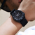 Montre Seiko 5 Sports pour homme au poignet, bracelet textile noir et cadran noir