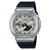 Herrenuhr mit achteckigem Edelstahlgehäuse, schwarzem Kautschukband und hellem Zifferblatt.
