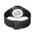 Vue arrière d'une montre pour homme avec bracelet en maille noire et fermoir, fond de boîtier rond visible