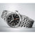 Herrenuhr mit Edelstahlband, schwarzes Zifferblatt, Datumsfenster und GMT-Zeiger