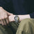 Seiko Herrenarmbanduhr am Handgelenk, Metallarmband, schwarzes Digitaldisplay