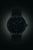 Montre pour femme avec bracelet et cadran sombres, index luminescents bleus