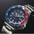 Herrenuhr im Detail: blaues Zifferblatt, Pepsi-Lünette und Edelstahlarmband