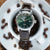 Bracelet pour homme avec cadran vert, boîtier argenté et bracelet en cuir marron