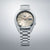 Seiko 5 Sports Herrenuhr mit rundem Edelstahlgehäuse, beigem Zifferblatt und MON 6