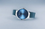 Armbanduhr mit rundem blauem Zifferblatt, silbernem Gehäuse und blauem Milanaiseband