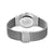Rückseite einer silbernen Herrenuhr mit Milanaise-Armband und Gehäuseboden
