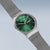 Silberne Herrenuhr mit grünem Zifferblatt, Milanaise-Armband und Stabindizes
