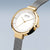 Damenuhr mit goldfarbenem Gehäuse, weißem Zifferblatt und grauem Metallarmband