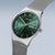 Silberne Herrenuhr mit grünem Zifferblatt und Milanaise-Armband, seitliche Krone