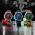 Trois montres bracelets pour hommes côte à côte : cadrans noir, vert et bleu foncé.