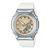 Casio G-Shock Uhr mit silberner Metall-Lünette, goldfarbenem Zifferblatt und weißem Bio-Harzband