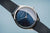 Armbanduhr schräg von vorn: blaues Zifferblatt und Milanaiseband aus Metallgewebe
